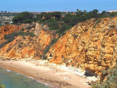 Ponta da Piedade 'den Praia do Porto de Mos' a, güzel Portekiz Algarve sahillerinde yürüyüş.