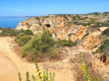 Ponta da Piedade 'den Praia do Porto de Mos' a, güzel Portekiz Algarve sahillerinde yürüyüş.