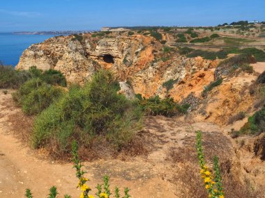 Ponta da Piedade 'den Praia do Porto de Mos' a, güzel Portekiz Algarve sahillerinde yürüyüş.
