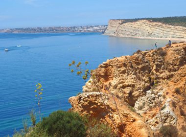 Ponta da Piedade 'den Praia do Porto de Mos' a, güzel Portekiz Algarve sahillerinde yürüyüş.