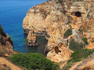 Ponta da Piedade 'den Praia do Porto de Mos' a, güzel Portekiz Algarve sahillerinde yürüyüş.