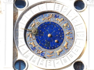Venedik 'te St. Marks Meydanı' nda üzerinde astronomik işaretler ve altın bir güneş bulunan güneş saati.