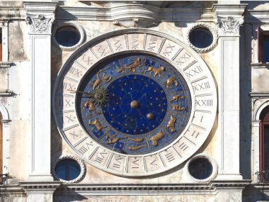 Venedik 'te St. Marks Meydanı' nda üzerinde astronomik işaretler ve altın bir güneş bulunan güneş saati.