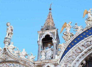 Venedik İtalya 'da Aziz Marco Kilisesi' nin heykelleri ve cephesi.