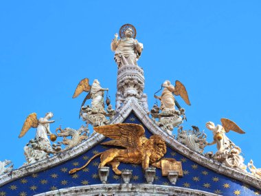 Venedik İtalya 'da Aziz Marco Kilisesi' nin heykelleri ve cephesi.