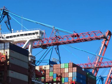 Konteyner gemisi Cosco, Almanya 'daki Hamburg limanında nakliye yapıyor.