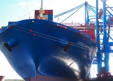 Konteyner gemisi Cosco, Almanya 'daki Hamburg limanında nakliye yapıyor.