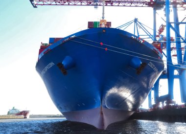Konteyner gemisi Cosco, Almanya 'daki Hamburg limanında nakliye yapıyor.