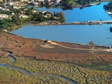İniş yapan Faro, Portekiz 'in Algarve sahili manzaralı.