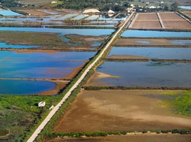 İniş yapan Faro, Portekiz 'in Algarve sahili manzaralı.