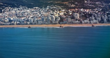 İniş yapan Faro, Portekiz 'in Algarve sahili manzaralı.