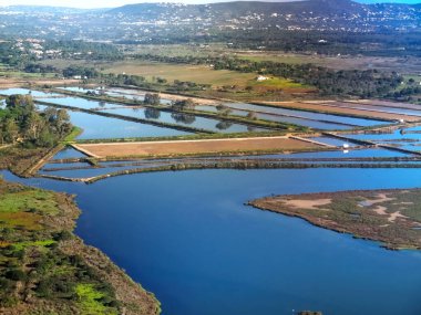 İniş yapan Faro, Portekiz 'in Algarve sahili manzaralı.