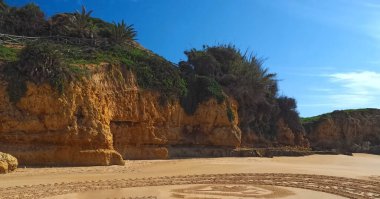 Praia 'daki kum mandala Albufeira' daki Maria Luisa, Algarve Portekiz