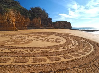 Praia 'daki kum mandala Albufeira' daki Maria Luisa, Algarve Portekiz