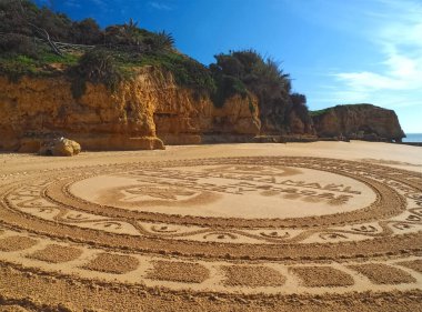 Praia 'daki kum mandala Albufeira' daki Maria Luisa, Algarve Portekiz