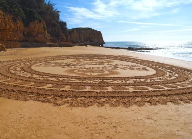 Praia 'daki kum mandala Albufeira' daki Maria Luisa, Algarve Portekiz