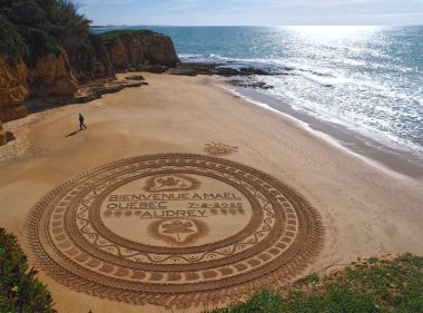 Praia 'daki kum mandala Albufeira' daki Maria Luisa, Algarve Portekiz