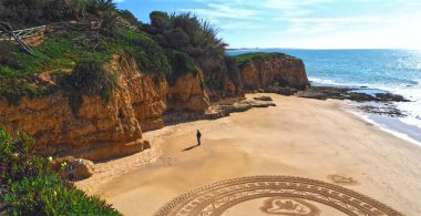 Praia 'daki kum mandala Albufeira' daki Maria Luisa, Algarve Portekiz