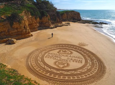 Praia 'daki kum mandala Albufeira' daki Maria Luisa, Algarve Portekiz