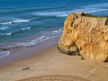Praia 'daki kum mandala Albufeira' daki Maria Luisa, Algarve Portekiz