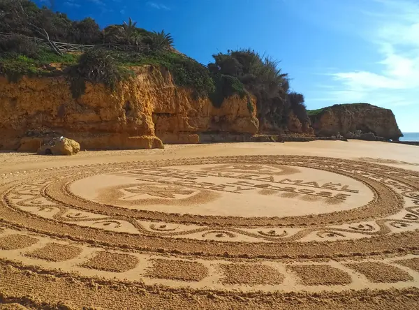 Praia 'daki kum mandala Albufeira' daki Maria Luisa, Algarve Portekiz