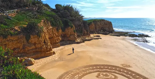 Praia 'daki kum mandala Albufeira' daki Maria Luisa, Algarve Portekiz