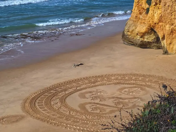Praia 'daki kum mandala Albufeira' daki Maria Luisa, Algarve Portekiz
