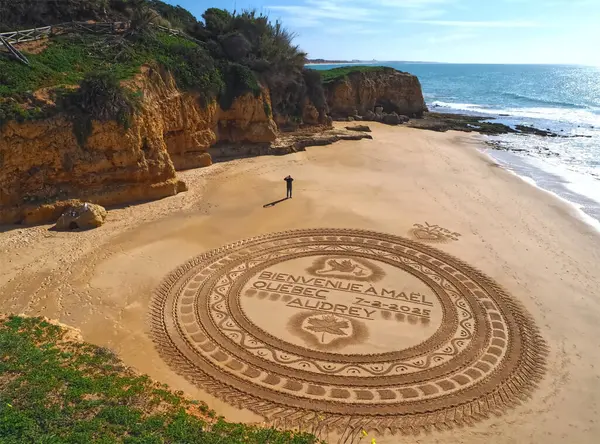 Praia 'daki kum mandala Albufeira' daki Maria Luisa, Algarve Portekiz
