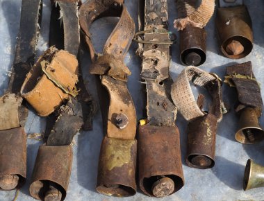 Deri kayışlı klasik inek çanları.