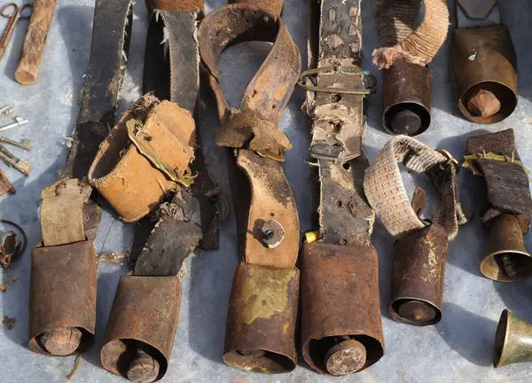 Deri kayışlı klasik inek çanları.