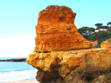 Portekiz 'in Algarve kıyısındaki Olhos de Agua' nın güzel plajı.