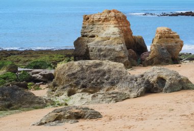 Portekiz 'in Algarve kıyısındaki Olhos de Agua' nın güzel plajı.