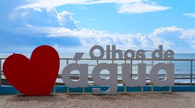 Portekiz 'in Algarve kıyısındaki Olhos de Agua' nın güzel plajı.