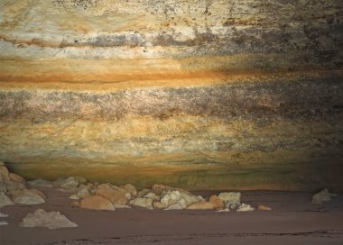 Portekiz 'in Algarve kıyısında mağaraları, kayalıkları ve vahşi doğası olan harika kaya oluşumları.