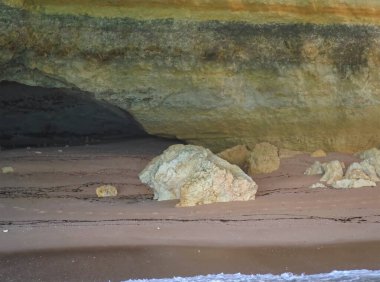 Portekiz 'in Algarve kıyısında mağaraları, kayalıkları ve vahşi doğası olan harika kaya oluşumları.