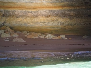 Portekiz 'in Algarve kıyısında mağaraları, kayalıkları ve vahşi doğası olan harika kaya oluşumları.