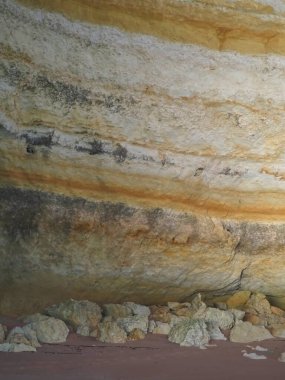 Portekiz 'in Algarve kıyısında mağaraları, kayalıkları ve vahşi doğası olan harika kaya oluşumları.