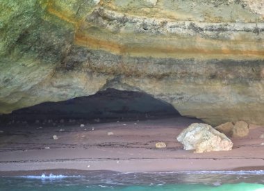 Portekiz 'in Algarve kıyısında mağaraları, kayalıkları ve vahşi doğası olan harika kaya oluşumları.