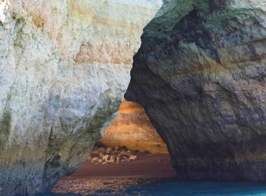 Portekiz 'in Algarve kıyısında mağaraları, kayalıkları ve vahşi doğası olan harika kaya oluşumları.