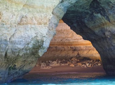 Portekiz 'in Algarve kıyısında mağaraları, kayalıkları ve vahşi doğası olan harika kaya oluşumları.