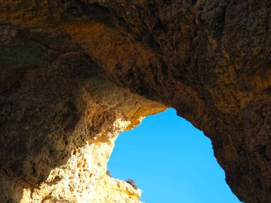 Portekiz 'in Algarve kıyısında mağaraları, kayalıkları ve vahşi doğası olan harika kaya oluşumları.