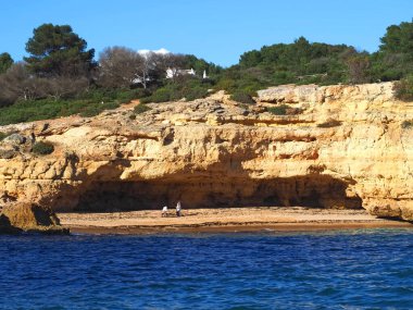 Portekiz 'in Algarve kıyısında mağaraları, kayalıkları ve vahşi doğası olan harika kaya oluşumları.