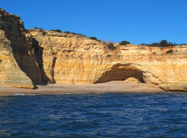 Portekiz 'in Algarve kıyısında mağaraları, kayalıkları ve vahşi doğası olan harika kaya oluşumları.