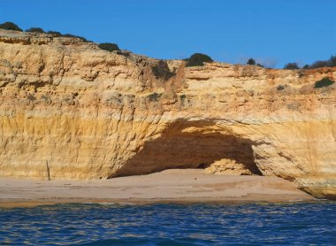 Portekiz 'in Algarve kıyısında mağaraları, kayalıkları ve vahşi doğası olan harika kaya oluşumları.