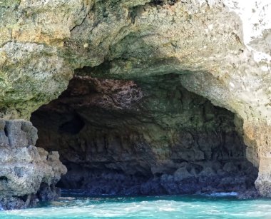 Portekiz 'in Algarve kıyısında mağaraları, kayalıkları ve vahşi doğası olan harika kaya oluşumları.