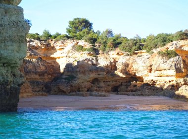 Portekiz 'in Algarve kıyısında mağaraları, kayalıkları ve vahşi doğası olan harika kaya oluşumları.