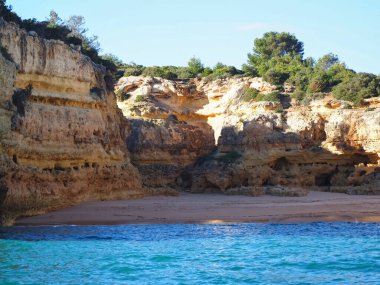 Portekiz 'in Algarve kıyısında mağaraları, kayalıkları ve vahşi doğası olan harika kaya oluşumları.