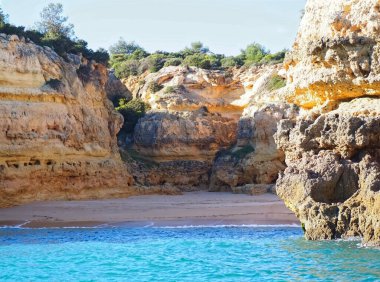 Portekiz 'in Algarve kıyısında mağaraları, kayalıkları ve vahşi doğası olan harika kaya oluşumları.