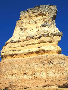 Portekiz 'in Algarve kıyısında mağaraları, kayalıkları ve vahşi doğası olan harika kaya oluşumları.