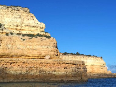 Portekiz 'in Algarve kıyısında mağaraları, kayalıkları ve vahşi doğası olan harika kaya oluşumları.